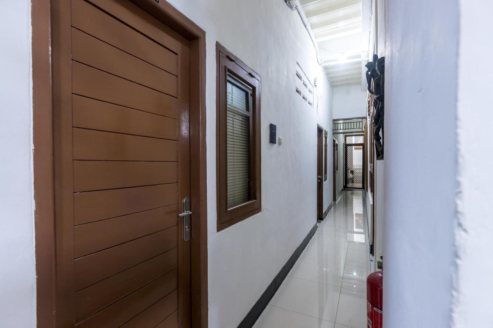 Oyo 1082 Kost Arie 1 Otel Cakarta Dış mekan fotoğraf